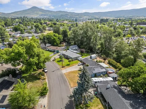 2462 Edgemont Drive Medford OR 97504