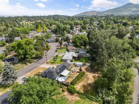 2462 Edgemont Drive Medford OR 97504
