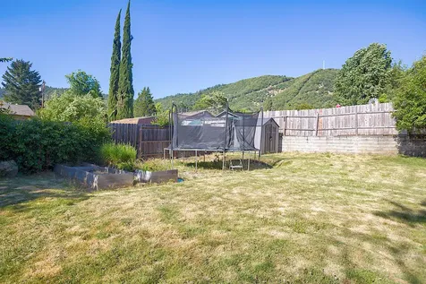 965 NE 10th Street Grants Pass OR 97526