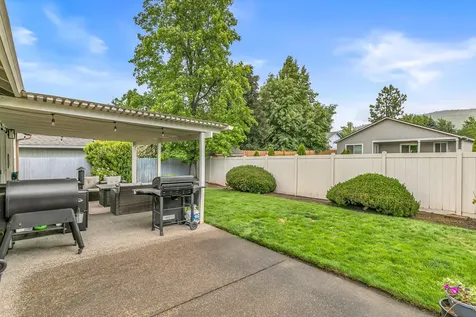 3040 Adams Circle Medford OR 97504