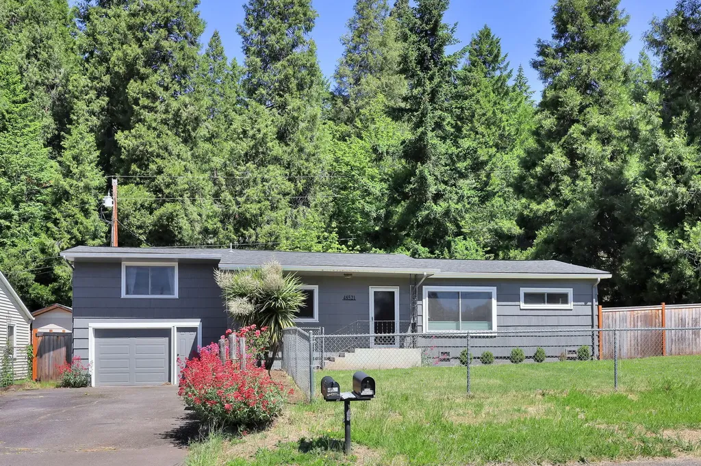 48521 E 1st Street Oakridge OR 97463