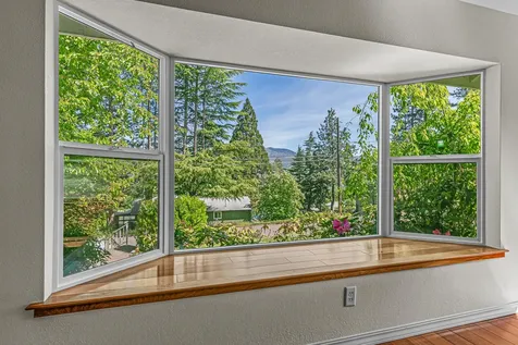 1820 Crestview Drive Ashland OR 97520