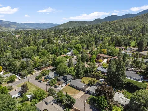 1556 Windsor Street Ashland OR 97520