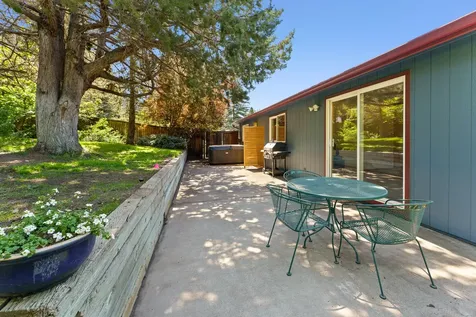 1516 NE Locksley Drive Bend OR 97701