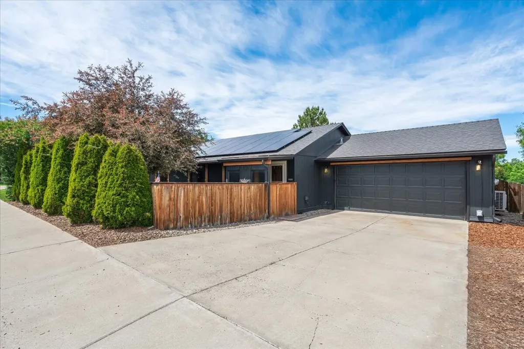 3139 SW Reindeer Avenue Redmond OR 97756