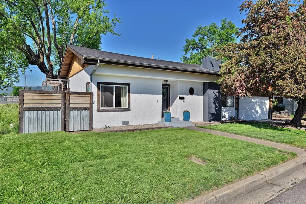 448 S 1st Street Central Point OR 97502