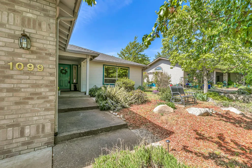 1099 Oak Knoll Drive Ashland OR 97520