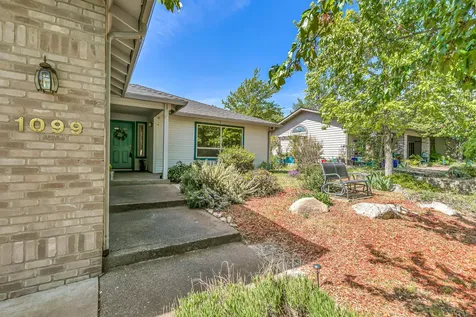 1099 Oak Knoll Drive Ashland OR 97520