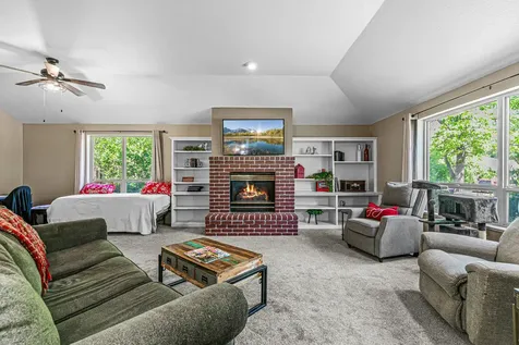 1099 Oak Knoll Drive Ashland OR 97520