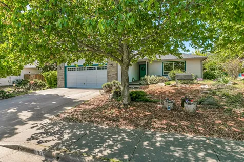1099 Oak Knoll Drive Ashland OR 97520