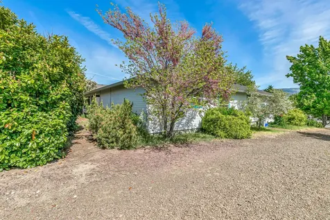1099 Oak Knoll Drive Ashland OR 97520