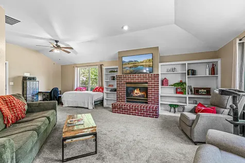 1099 Oak Knoll Drive Ashland OR 97520