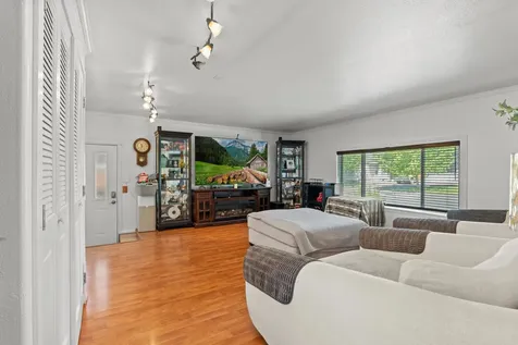 930 Hammer Street Harrisburg OR 97446