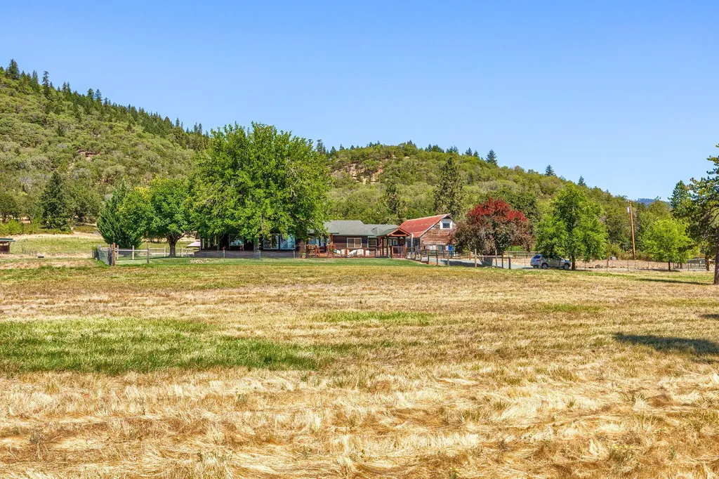2575 E Evans Creek Road Rogue River OR 97537