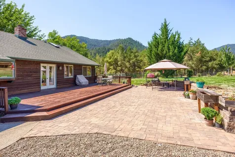 2575 E Evans Creek Road Rogue River OR 97537