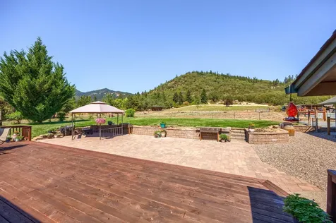 2575 E Evans Creek Road Rogue River OR 97537