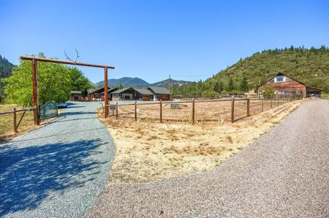 2575 E Evans Creek Road Rogue River OR 97537