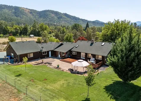 2575 E Evans Creek Road Rogue River OR 97537