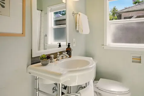 54 Gresham Street Ashland OR 97520