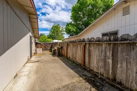 1208 SW Cottonwood Street Grants Pass OR 97526