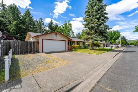 1208 SW Cottonwood Street Grants Pass OR 97526