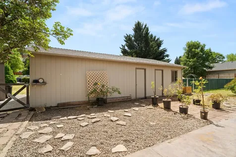 1960 Cloverlawn Drive Grants Pass OR 97527