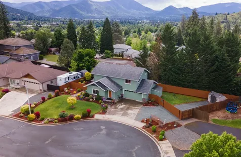 215 NW Knight Court Grants Pass OR 97526