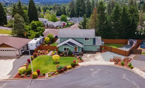 215 NW Knight Court Grants Pass OR 97526