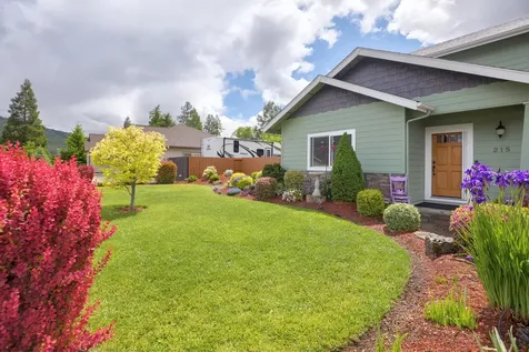 215 NW Knight Court Grants Pass OR 97526