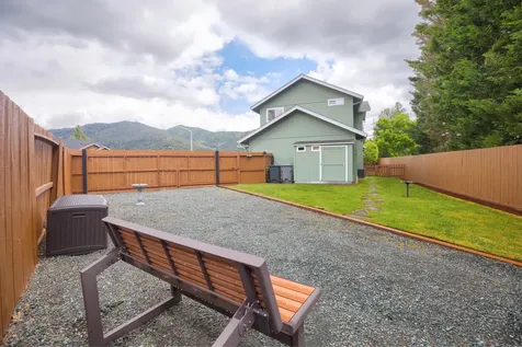 215 NW Knight Court Grants Pass OR 97526