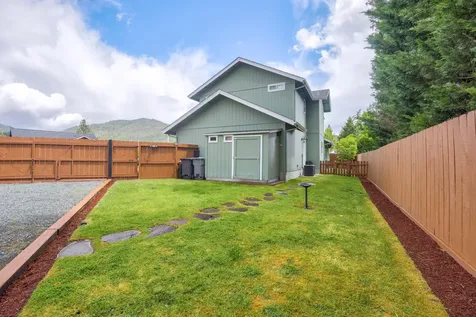 215 NW Knight Court Grants Pass OR 97526