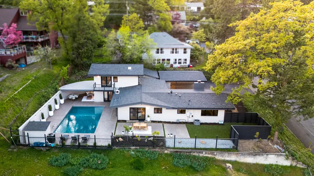 310 Holly Street Ashland OR 97520