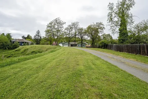 1634 NW F Street Grants Pass OR 97526