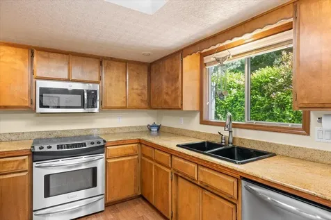 2406 Senate Way Medford OR 97504