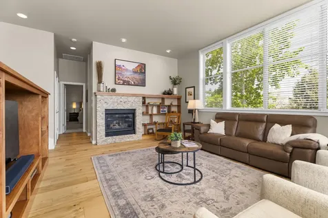 208 Parks Loop Redmond OR 97756