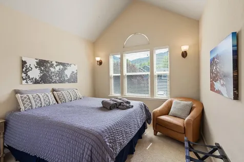 1821 Summer Place Talent OR 97540