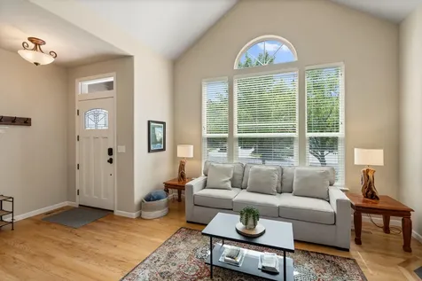 1821 Summer Place Talent OR 97540