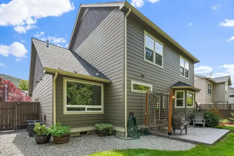 1821 Summer Place Talent OR 97540