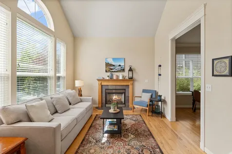 1821 Summer Place Talent OR 97540