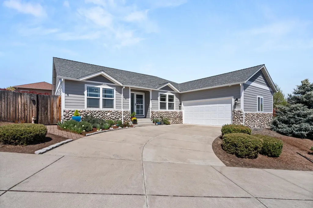 467 N Deanjou Avenue Eagle Point OR 97524