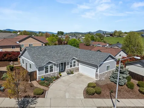 467 N Deanjou Avenue Eagle Point OR 97524