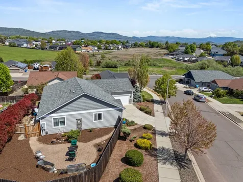 467 N Deanjou Avenue Eagle Point OR 97524