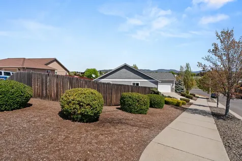467 N Deanjou Avenue Eagle Point OR 97524