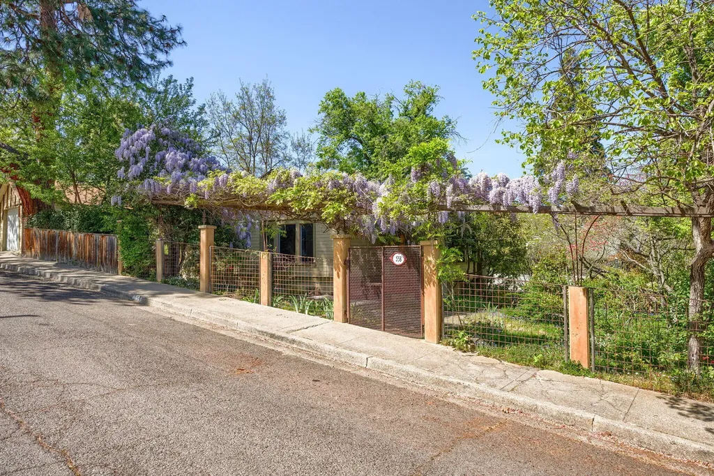 558 Holly Street Ashland OR 97520