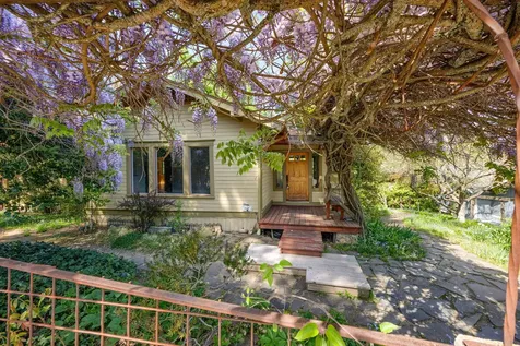 558 Holly Street Ashland OR 97520