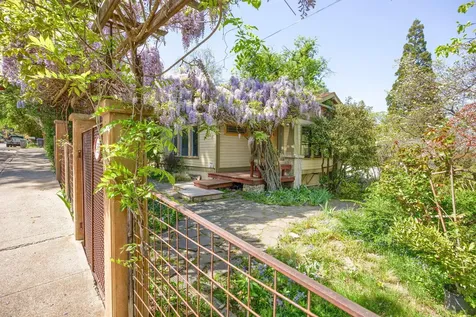 558 Holly Street Ashland OR 97520