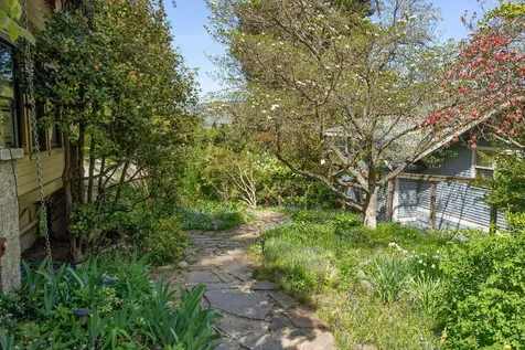 558 Holly Street Ashland OR 97520