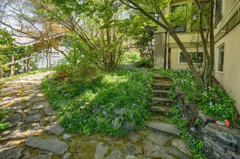 558 Holly Street Ashland OR 97520