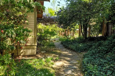 558 Holly Street Ashland OR 97520