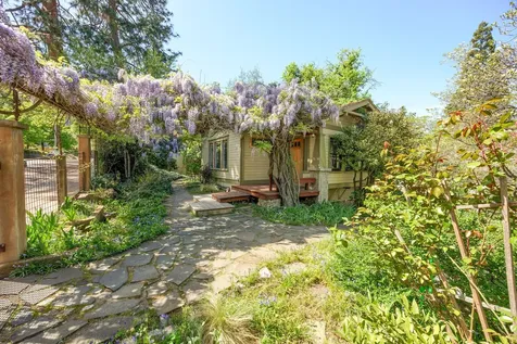 558 Holly Street Ashland OR 97520
